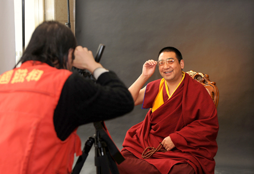 Lamao Saichi (right), a living Buddha from Ta'er Monastery, Qinghai province, who is also a member of the CPPCC national committee, has his photo taken during a break of the CPPCC session on Thursday. The CPPCC members come from all aspects of the society.
