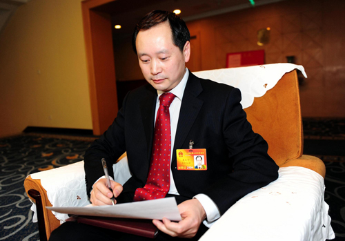 Xia Zhining, assistant to the president of Chongqing University, fills in a questionnaire about carbon footprints, March 4, 2010. 