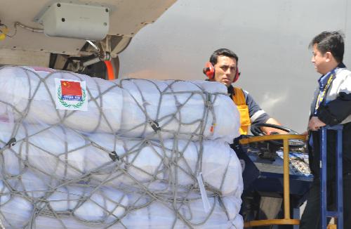 Stuff prepare to unload the aid goods off an aircraft from the Air China cargo fleet in Santiago, capital of Chile, March 5, 2010. A Chinese plane carrying US$2 million worth of aid goods arrived in Santiago on Friday. 