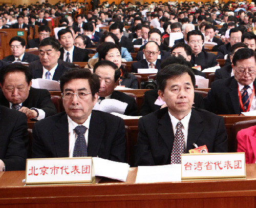 Delegations to the Third Session of the 11th National People&apos;s Congress (NPC) from north China&apos;s Beijing Municipality and southeast China&apos;s Taiwan Province attend the opening meeting of the Third Session of the 11th NPC at the Great Hall of the People in Beijing, capital of China, March 5, 2010.