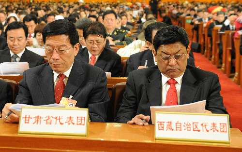 Delegations to the Third Session of the 11th National People&apos;s Congress (NPC) from west China&apos;s Tibet Autonomous Region (R) and northwest China&apos;s Gansu Province attend the opening meeting of the Third Session of the 11th NPC at the Great Hall of the People in Beijing, capital of China, March 5, 2010.