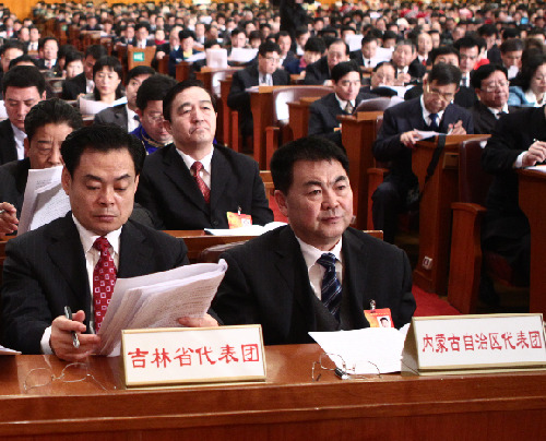 Delegations to the Third Session of the 11th National People&apos;s Congress (NPC) from northeast China&apos;s Jilin Province (L) and north China&apos;s Inner Mongolia Autonomous Region attend the opening meeting of the Third Session of the 11th NPC at the Great Hall of the People in Beijing, capital of China, March 5, 2010. 