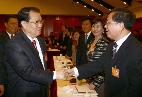 Li Changchun (L, front), member of the Standing Committee of the Political Bureau of the Communist Party of China (CPC) Central Committee, joins a panel discussion with deputies to the Third Session of the 11th National People&apos;s Congress (NPC) from northwest China&apos;s Shaanxi Province, in Beijing, capital of China, March 6, 2010. 