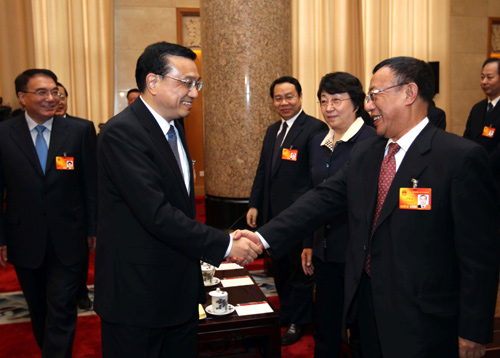 Chinese Vice Premier Li Keqiang (L, front) joins a panel discussion with deputies to the Third Session of the 11th National People&apos;s Congress (NPC) from northeast China’s Liaoning Province, in Beijing, capital of China, March 6, 2010.