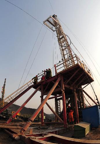 A drilling machine drill through to the flooded coal mine where miners have been trapped since Monday in Wuhai, north China&apos;s Inner Mongolia Autonomous Region, March 6, 2010. 