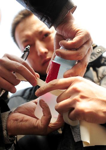 Rescuers prepare to send a bottle of nourishment to mining platform undrground at the site of flooded coal mine in Wuhai, north China&apos;s Inner Mongolia Autonomous Region, March 6, 2010. 