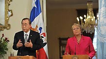 United Nations Secretary-General Ban Ki-moon (L) and Chile's President Michelle Bachelet attend a news conference in Santiago, capital of Chile, March 5, 2010.