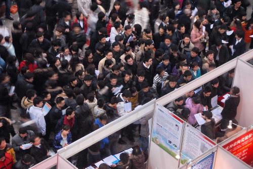 Job hunters stream into the spring job fair held in Dalian City, northeast China's Liaoning Province, March 6, 2010. 
