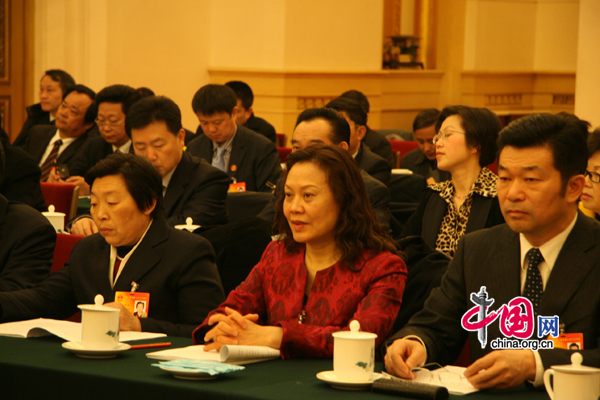 Women deputies listen to the speech at a delegation meeting of the Third Session of the 11th National People&apos;s Congress.