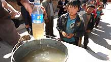 Pupils queue for drinking water in Dongshan Town of Xuanwei City, southwest China's Yunnan Province, on March 5, 2010. Drought had affected 61.31 million mu (4.09 million hectares) of farmland in southwestern China as of March 5, according to the latest figure from the Ministry of Agriculture (MOA).