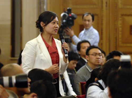 A journalist raises a question during a news conference held by the Third Session of the 11th National Committee of the Chinese People's Political Consultative Conference on the 2010 Shanghai World Expo in Beijing, capital of China, March 8, 2010. 