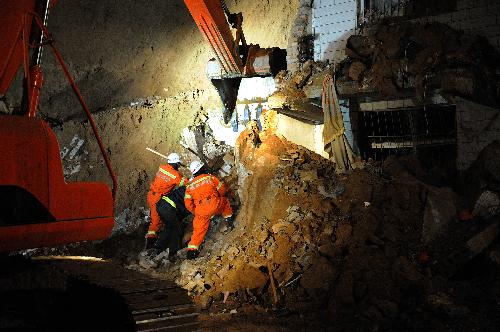 Rescuers are busy working on the site where a landslide occurred in Zizhou County of Yulin City, northwest China&apos;s Shaanxi Province, on March 10, 2010