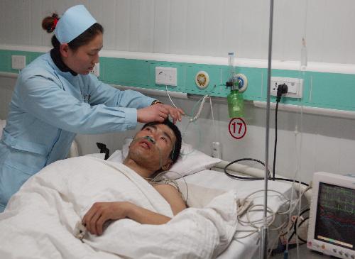 Zhang Haiyi, an injurer of a landslide, is treated at a hospital in Zizhou County of Yulin City, northwest China&apos;s Shaanxi Province, on March 10, 2010.