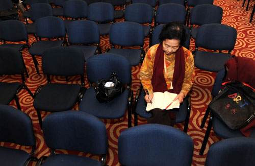 Qu Yueying, chief editor of Hong Kong View magazine, works after a press conference held at the press center of the Third Sessions of the 11th National People&apos;s Congress and the 11th National Committee of the Chinese People&apos;s Political Consultative Conference in Beijing, capital of China, March 11, 2010.