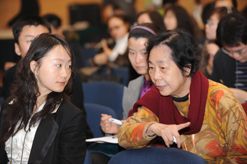 Qu Yueying (R), chief editor of Hong Kong View magazine, communicates with a journalist during a press conference held at the press center of the Third Sessions of the 11th National People&apos;s Congress and the 11th National Committee of the Chinese People&apos;s Political Consultative Conference in Beijing, capital of China, March 11, 2010.