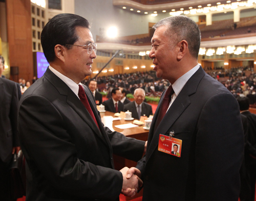 Chinese President Hu Jintao (L) congratulates Edmund Ho Hau Wah, newly-elected vice chairman of the 11th National Committee of the Chinese People&apos;s Political Consultative Conference (CPPCC), after the closing ceremony of the Third Session of the 11th CPPCC National Committee at the Great Hall of the People in Beijing, capital of China, March 13, 2010.