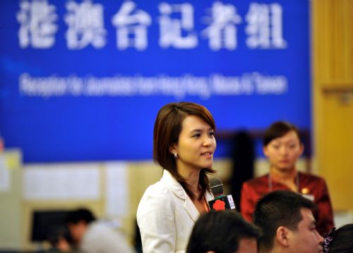 A journalist raises a question during a press conference on 'Activating Circulation and Promoting consumption'held on the sidelines of the Third Session of the 11th National People's Congress in Beijing, China, March 13, 2010.