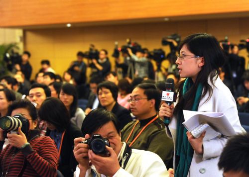 A journalist raises a question during a press conference on high-speed railway construction and development in China held on the sidelines of the Third Session of the 11th NPC in Beijing, China, March 13, 2010.