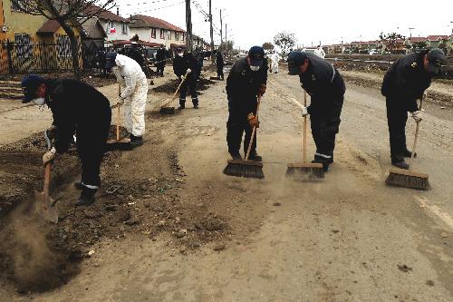 Military forces work to clean the streets in Talcahuano, Chile, on March 16, 2010. Preliminary estimate shows Chile needs US$30 billion for repair following the 8.8-magnitude earthquake on Feb. 27, President Sebastian Pinera said Tuesday.