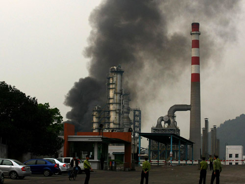 Heavy smoke billows out of an oil refinery of Sinopec Guangzhou Co on March 18, 2010. 