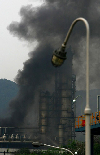 Heavy smoke billows out of an oil refinery of Sinopec Guangzhou Co on March 18, 2010. 