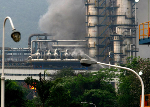 Heavy smoke and fire is seen in an oil refinery of Sinopec Guangzhou Co on March 18, 2010.