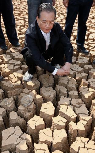 Chinese Premier Wen Jiabao inspects the cracked bottom of the Degehaizi Reservoir in Luliang County, southwest China&apos;s Yunnan Province, March 20, 2010. 