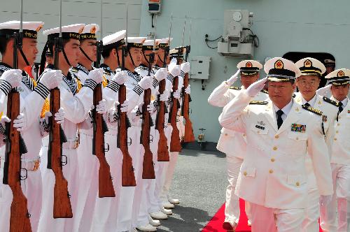 Qiu Yanpeng (1st R, Front), commander of the fourth Chinese Navy Escort Task Group, reviews the guard of honor during a farewell ceremony in Abu Dhabi, capital of the United Arab Emirates (UAE), March 28, 2010.