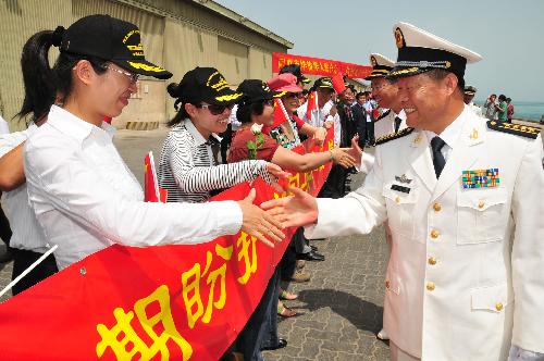 Qiu Yanpeng (R), commander of the fourth Chinese Navy Escort Task Group, bids farewell to crowd during a farewell ceremony in Abu Dhabi, capital of the United Arab Emirates (UAE), March 28, 2010. 