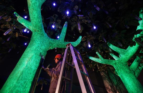 Workers put final touches to decorations in China Pavilion at World Expo site in Shanghai, east China, March 30, 2010. 