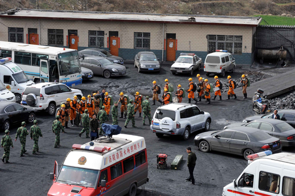 Rescuers are seen at a coal mine run by Guomin Mining Co., Ltd. in Yichuan County of central China's Henan Province, April 1, 2010.