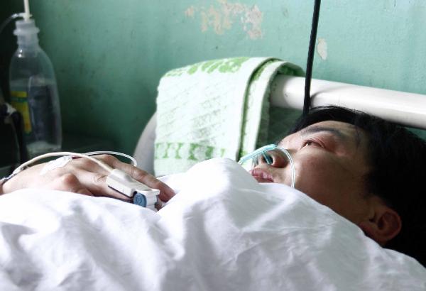 A rescued miner of the flooded Wangjialing Coal Mine receives treatment at Hejin People&apos;s Hospital in Hejin, north China&apos;s Shanxi Province, April 6, 2010.