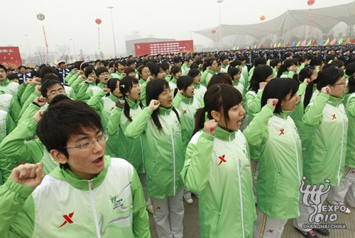 Expo volunteers take oaths in Shanghai on April 1, 2010.