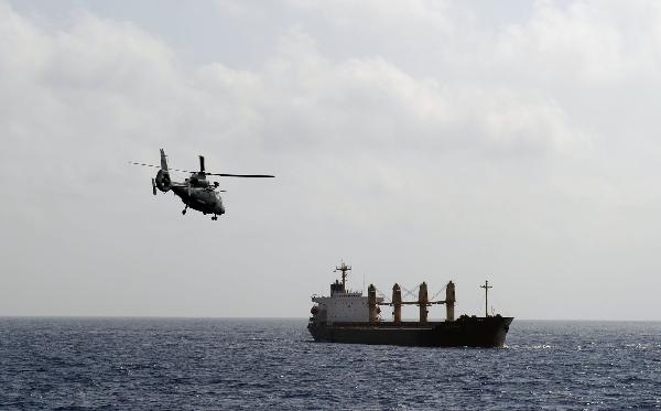 Special force soldiers of China's 5th escort flotilla move to a merchant ship by helicopter in the Gulf of Aden, April 11, 2010.