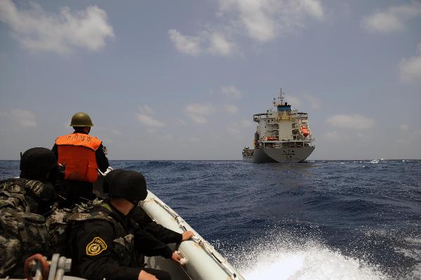 Special force soldiers of China's 5th escort flotilla move to a merchant ship by helicopter in the Gulf of Aden, April 11, 2010.