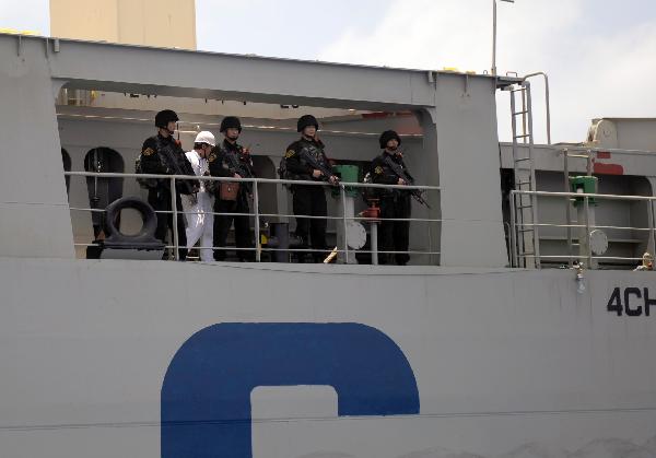 Special force soldiers of China's 5th escort flotilla move to a merchant ship by helicopter in the Gulf of Aden, April 11, 2010.