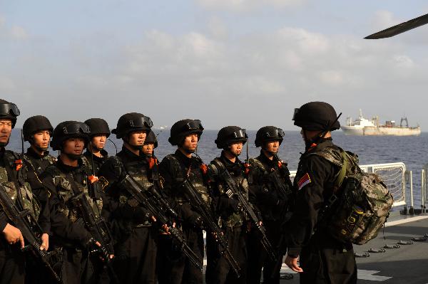 Special force soldiers of China's 5th escort flotilla move to a merchant ship by helicopter in the Gulf of Aden, April 11, 2010.