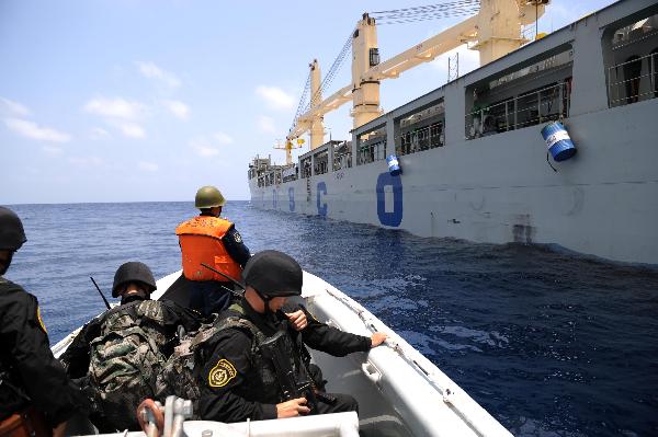 Special force soldiers of China's 5th escort flotilla move to a merchant ship by helicopter in the Gulf of Aden, April 11, 2010.