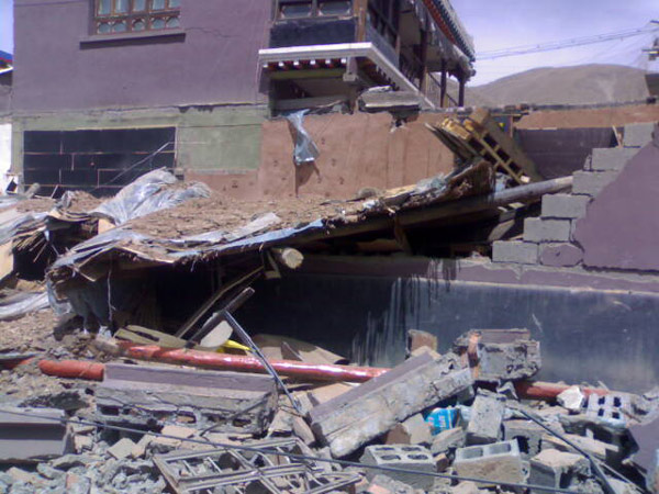 Photo taken by mobile phone on April 14, 2010 shows the destroyed houses after an earthquake in the Tibetan Autonomous Prefecture of Yushu, northwest China&apos;s Qinghai Province. 