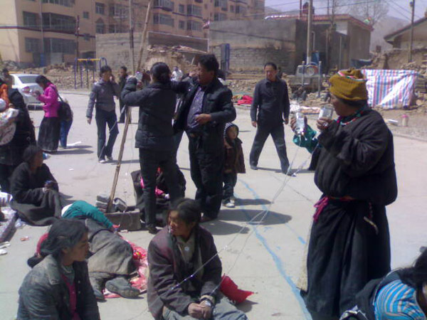 Photo taken by mobile phone on April 14, 2010 shows the local people after an earthquake in the Tibetan Autonomous Prefecture of Yushu, northwest China's Qinghai Province.