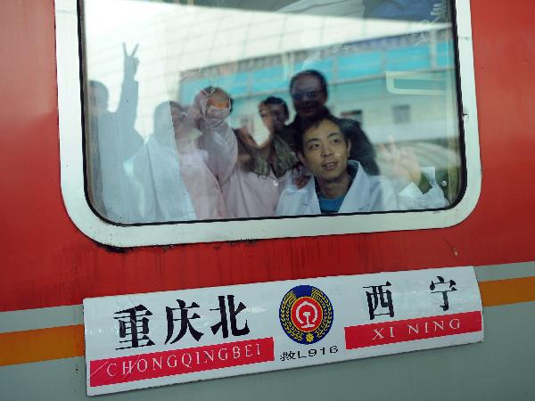 A member of the medical team of Chongqing waves to his relatives at the railway station in southwest China&apos;s Chongqing Municipality, April 15, 2010. Chongqing sent its first medical team of 179 members with 30 ambulances to the quake-hit Yushu county of Qinghai Province Thursday morning.