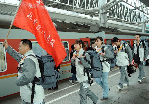 Members of the medical team of Chongqing arrive at the railway station in southwest China&apos;s Chongqing Municipality, April 15, 2010. Chongqing sent its first medical team of 179 members with 30 ambulances to the quake-hit Yushu county of Qinghai Province Thursday morning.