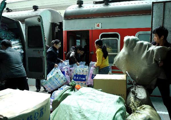 Members of the medical team of Chongqing load the relief materials at the railway station in southwest China&apos;s Chongqing Municipality, April 15, 2010. Chongqing sent its first medical team of 179 members with 30 ambulances to the quake-hit Yushu county of Qinghai Province Thursday morning.
