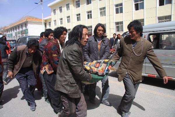 People transfer the wounded in Yushu County, northwest China&apos;s Qinghai Province, April 15, 2010. Joint efforts of the nationwide forces have been put into effect after a 7.1-magnitude earthquake hit Yushu early on Wednesday.