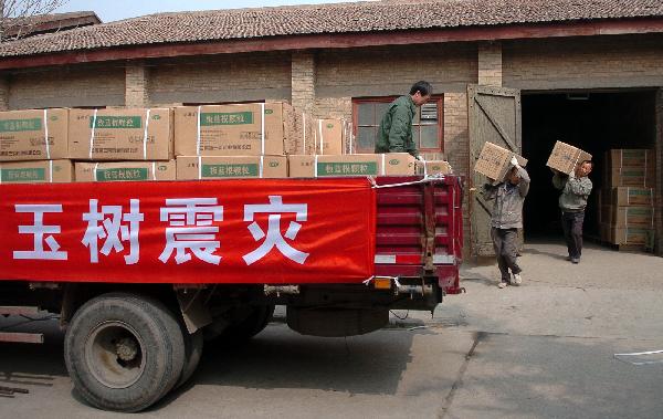 People load the needed medicines heading for the quake area in Lanzhou, capital of northwest China&apos;s Gansu Province, April 15, 2010. Medicines including antibiotic have been sent from China&apos;s Gansu Province to quake-hit Yushu County, northwest China&apos;s Qinghai Province, on Thursday. The death toll of China&apos;s Qinghai 7.1-magnitude earthquake rose to 617 as of Thursday.