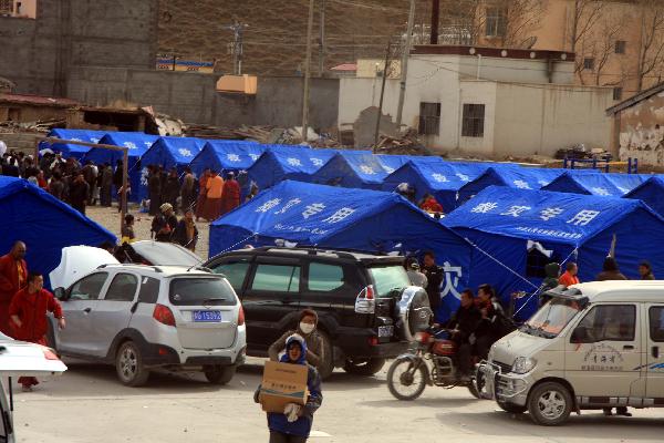 People are evacuated to makeshift tents after a quake in Yushu County, northwest China's Qinghai Province, April 14, 2010. 
