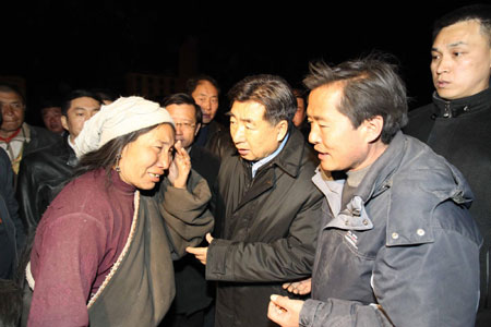Chinese Vice Premier Hui Liangyu (third right) comforts a quake-affected villager in Yushu of northwest China's Qinghai Province April 14, 2010. A 7.1 magnitude earthquake hit the region early on Wednesday, leaving about 400 dead and 10,000 injured.