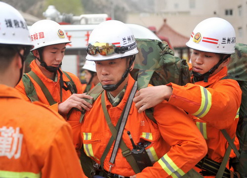 Firemen are sent to the earthquake-hit area in Qinghai on April 14, 2010.