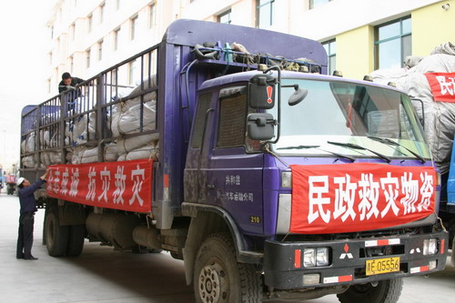 Rescue relief materials to quake-hit Yushu are packed on trucks by Qinghai Bureau of Civil Affairs on April 14, 2010.