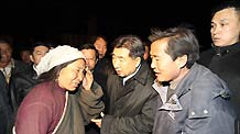 Chinese Vice Premier Hui Liangyu (third right) comforts a quake-affected villager in Yushu of northwest China's Qinghai Province April 14, 2010.